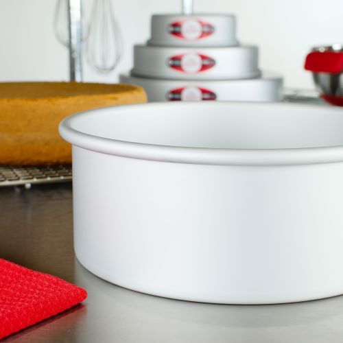 Round cake pan solid bottom 10 x 4